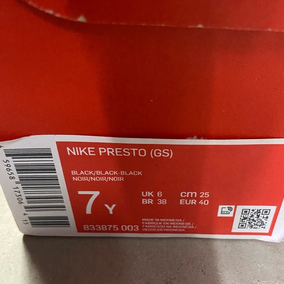 Nike Presto Triple Black Running Shoes - Picture 8 of 10